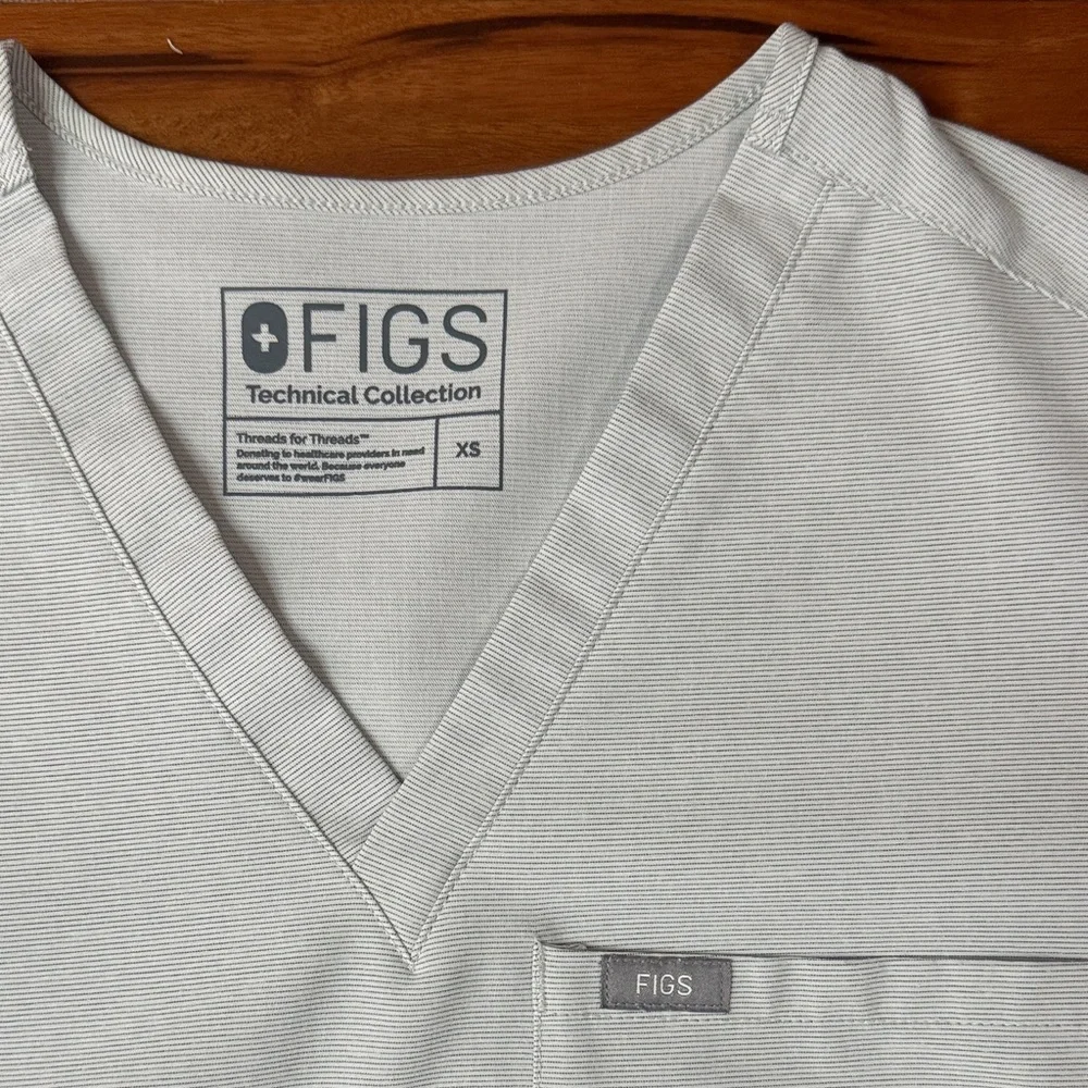 FIGS Space Gray One pocket Scrub Top - Picture 2 of 2
